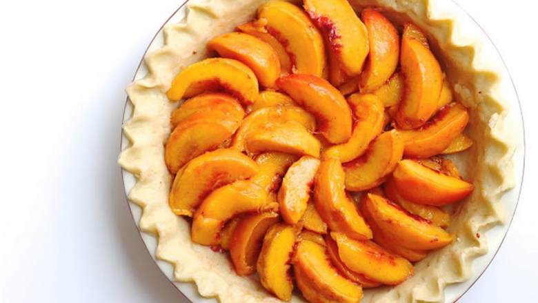 桃子奶油派,蜜桃对半切开，再切成四等分或者八等份，你喜欢就好。把桃子排列在派皮 上。