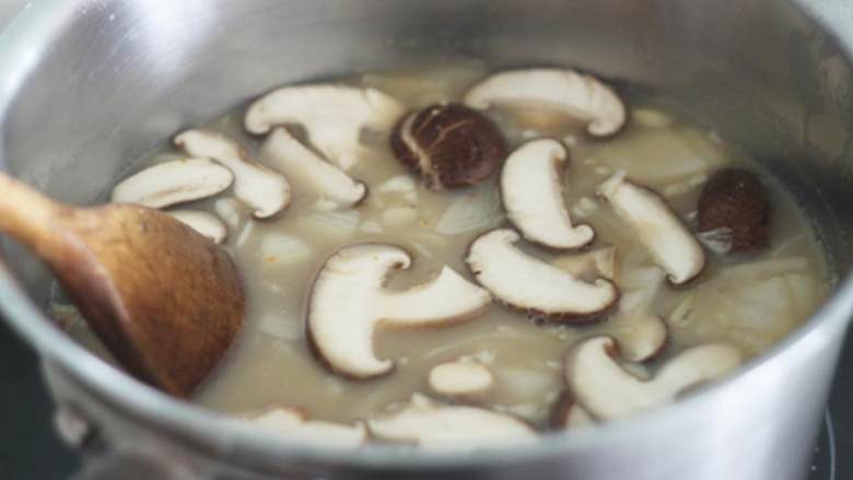 暖暖北极熊全素拉面,把蘑菇加入到高汤中，再炖煮5分钟左右。