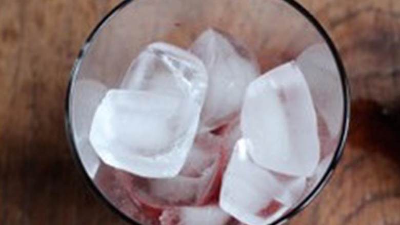 樱桃卡帕斯卡鸡尾酒,杯子装满冰块，加入伏特加 .