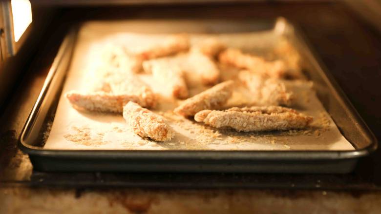 香烤蜂蜜辣鸡块,放入烤箱烘烤约30分直至熟透后取出