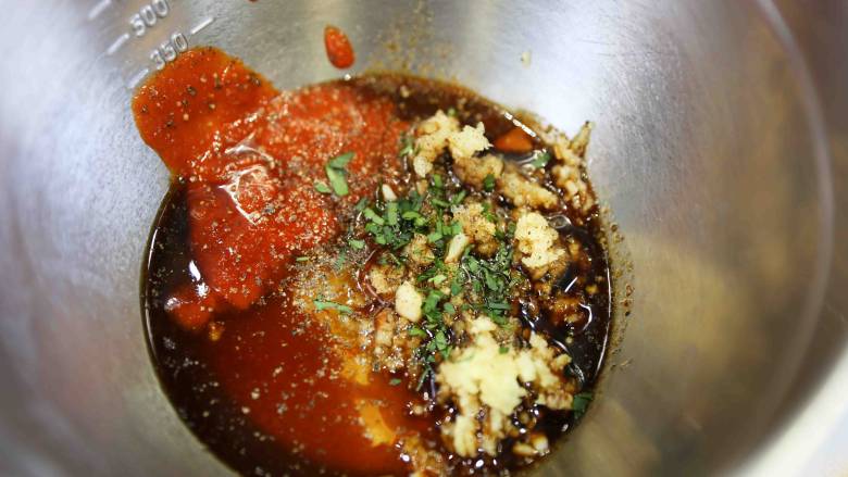 香烤蜂蜜辣鸡块,准备一个碗把蜂蜜 , 差拉辣椒酱 ,酱油 及黑胡椒 放入小碗里拌匀,放入微波加热一分钟后取出