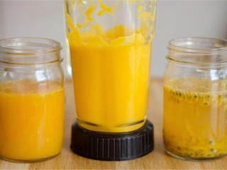 夏威夷风情果汁,熟透的芒果 去皮，切成小块，放在搅拌机中打成顺滑的芒果汁。