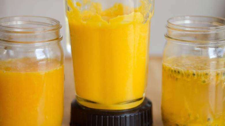 夏威夷风情果汁,熟透的芒果 去皮，切成小块，放在搅拌机中打成顺滑的芒果汁。