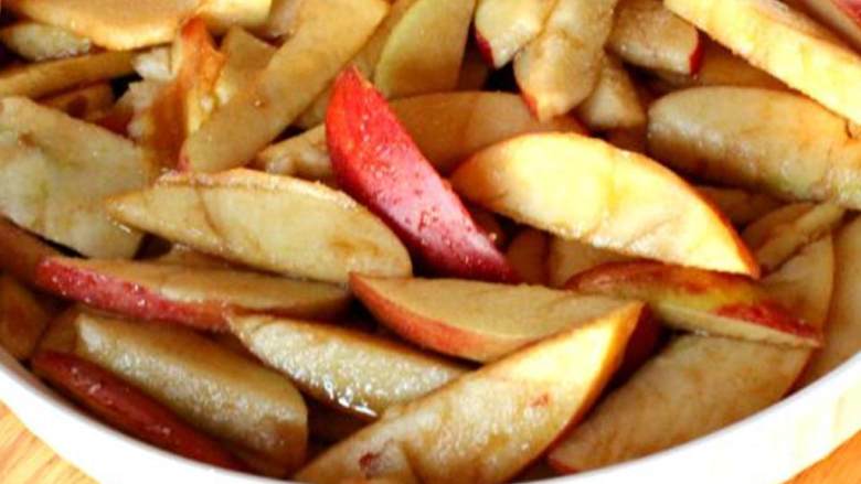 蛋白质满满的苹果脆,在苹果片上放上海盐焦糖苹果格兰诺拉麦片 ；椰子油 融化，倒在格兰诺拉上。