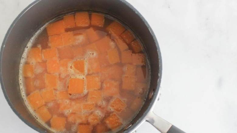 冬南瓜糙米,将块状冬南瓜 放入中等炖锅，加入鸡汤 ，煮沸后减至低火煮20-25分钟直到变软