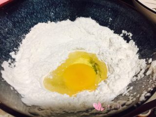炸藕盒,淀粉和面粉混合，打入一个鸡蛋