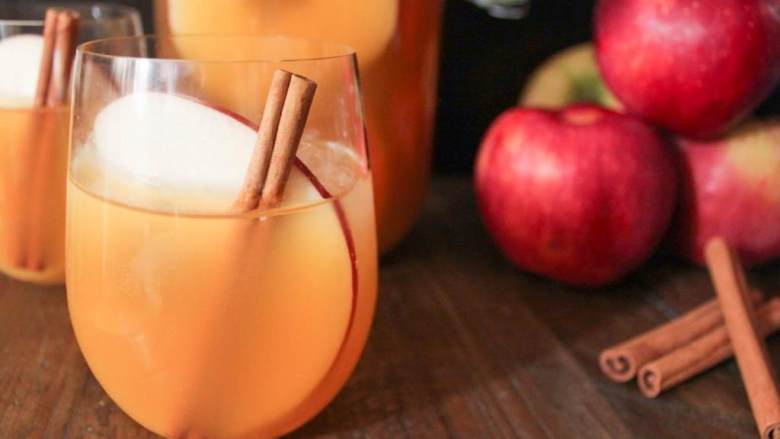 波旁调味苹果酒,倒入装有冰块的玻璃杯，如果你觉得别致，用切薄片的苹果 和 肉桂条 装饰