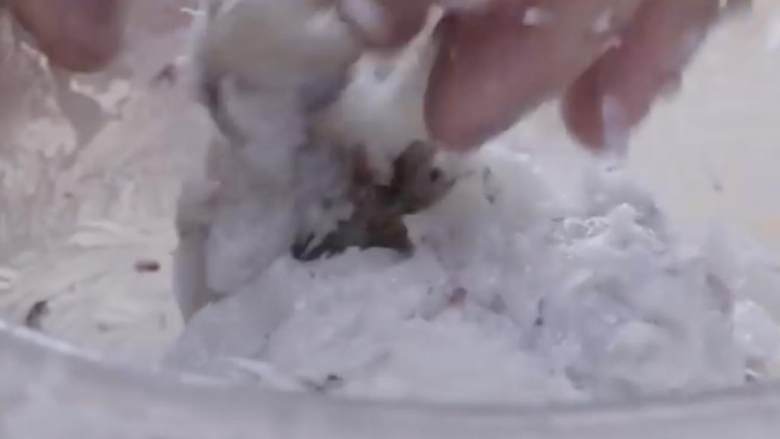 猪肉虾烧麦,洗手后对老虎虾采取同样步骤，将面团放入冰箱，准备剩下的原料