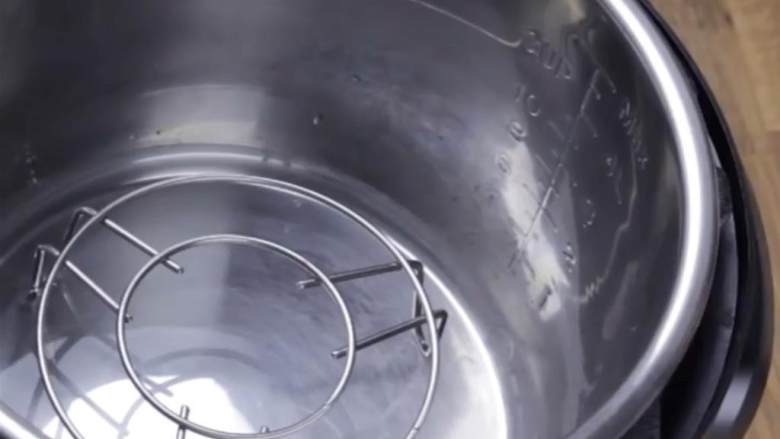 猪肉虾烧麦,将一个蒸笼架放在高压锅里，倒入一杯水，将装满烧麦的蒸笼放上去，盖上盖子，高压蒸3分钟