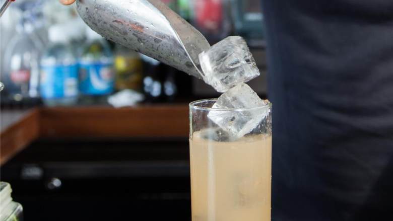 经典白兰鸽,在一个高的玻璃杯中放满冰块，倒入partida银朗姆酒 (55 克) ，龙舌兰糖浆 ，青柠汁 ，葡萄柚汁 。