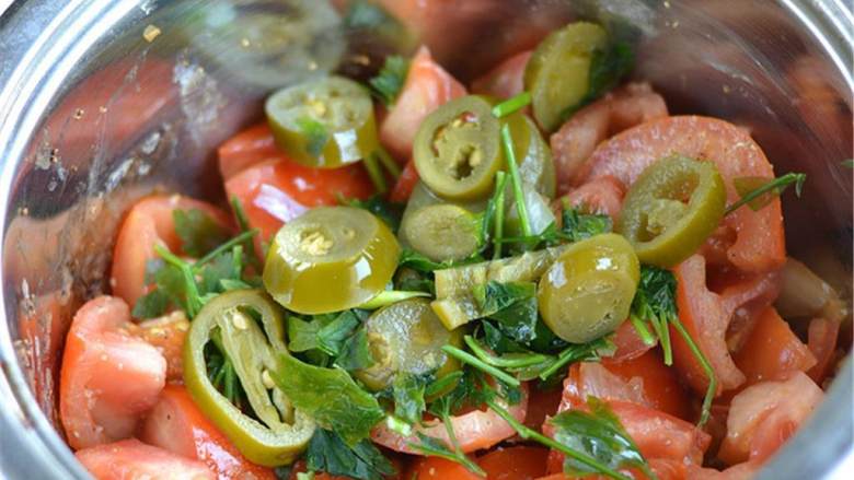 为不喜欢生洋葱的人特制的炒洋葱莎莎酱,加入番茄，再煸炒1分钟；加入青椒丝和香菜。
