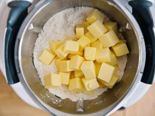 碧根果派,将中筋面粉 ， 盐 ，糖 ， 黄油 加入主锅，以10秒/速度4混合食材