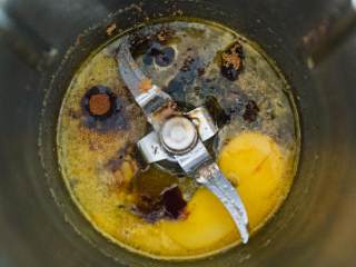 碧根果派,将黄油加入主锅中，以60度/ 2分钟/速度0.5。