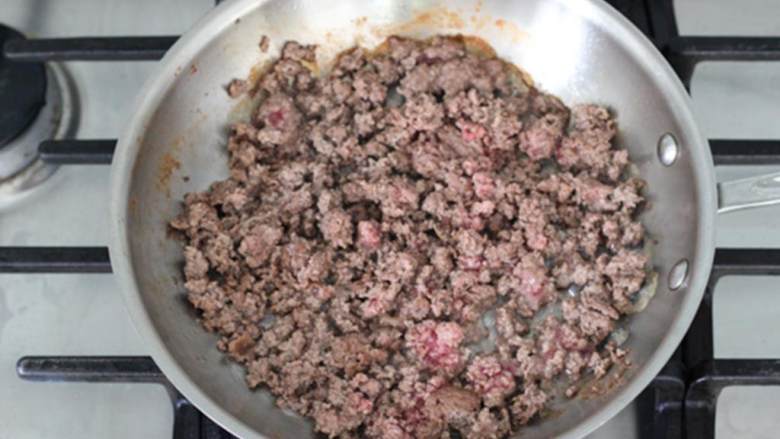 懒人版千层面,同时，在一个平底锅中加热油，炒牛肉糜 至变色。