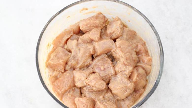 甜酸鸡,在中号碗中混合切好的鸡肉，芥花油，酱油 ，玉米淀粉 ，腌制10分钟，同时，可以开始下一步骤的操作。