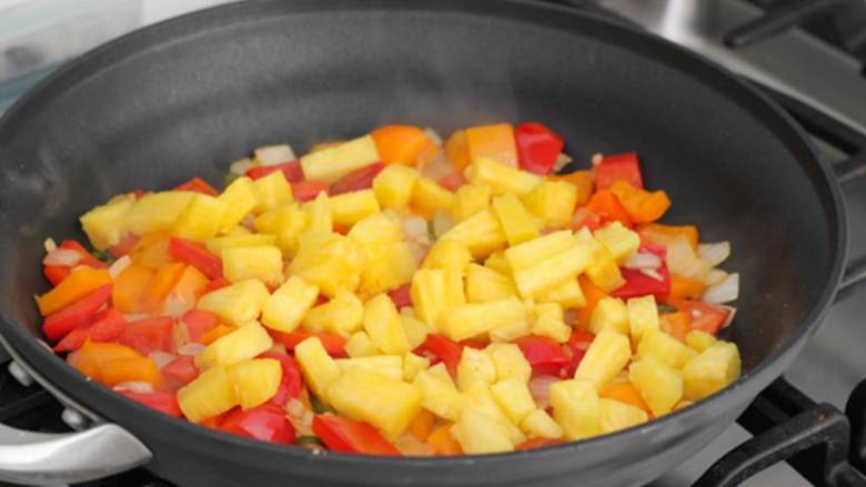 甜酸鸡,加入切好的辣椒，适量盐，继续加热3-5分钟，直到辣椒变软。
