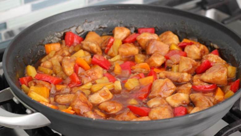 甜酸鸡,加入煎好的鸡肉，使鸡肉裹满酱汁，持续加热几分钟至鸡肉变得温热，搭配煮好的白米饭一起吃。