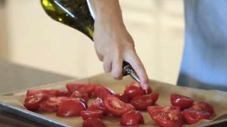 自制番茄沙司,番茄 去除硬芯，对半切开，把番茄放在烤盘上，加1汤匙橄榄油 拌匀。205摄氏度烤15分钟。