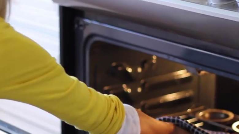 空心松饼,把松饼模置于烤箱的中下层，预热烤箱至230摄氏度。