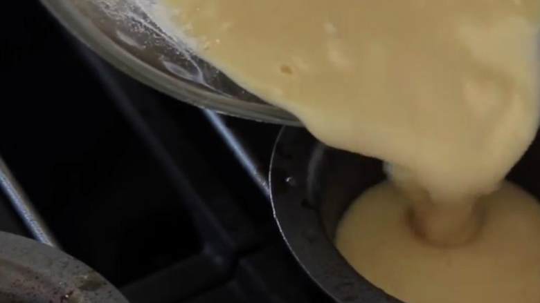 空心松饼,融化黄油 ，刷在预热好的松饼模上，快速倒入面糊至3/4满。