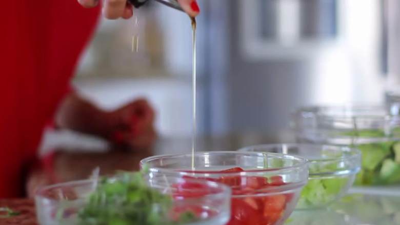 春意沙拉,在每个碗中都加入少许橄榄油 ，嫩苗 中也要加上。