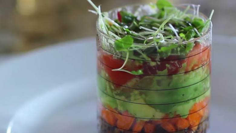 春意沙拉,组装的顺序依次是胡萝卜，牛油果，芹菜和番茄。按照这个顺序直到叠到慕斯杯顶部。