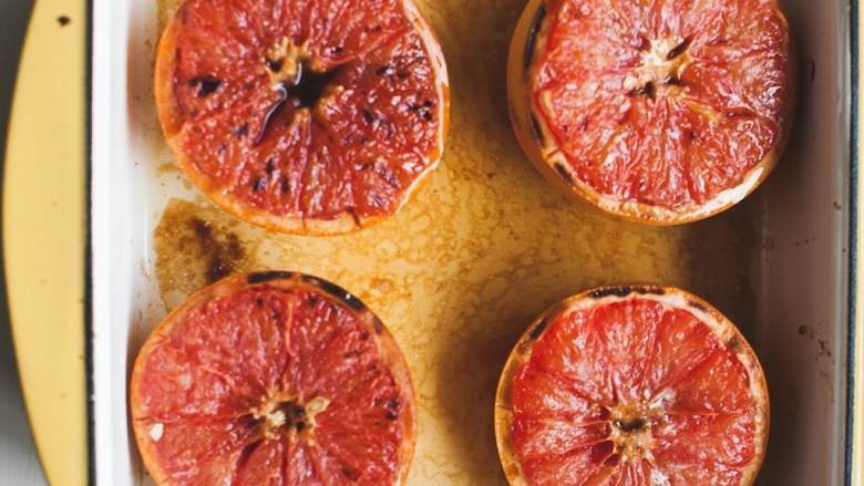 柑曼怡炙烤葡萄柚,放在烤箱中，上火烤7分钟，到咕嘟冒泡且呈现金黄色泽。
