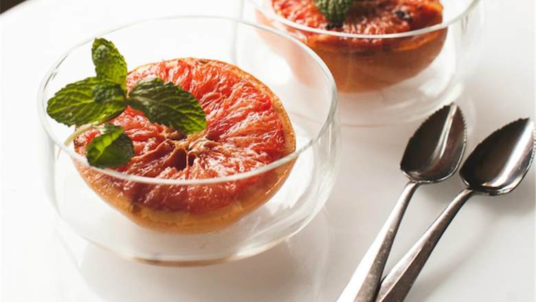 柑曼怡炙烤葡萄柚,放在碗中装盘，配上一小枝薄荷 ，可以享用啦！