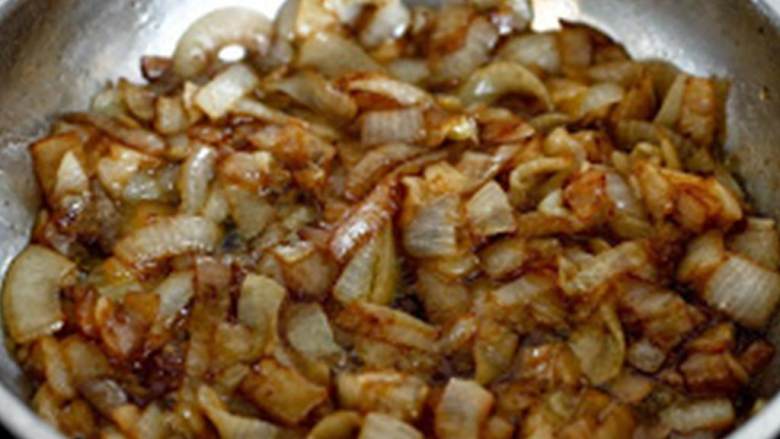 迷你焦糖香醋洋葱汉堡,肉饼每边炸3分钟或直到变棕完全炸熟，如果你用了菠萝，将它们放到煎锅里