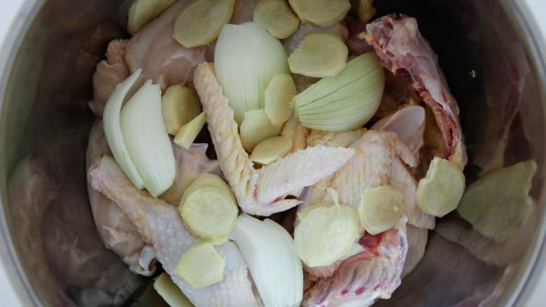 妈妈牌鸡肉生姜粥,削皮切块5厘米生姜 ，放入锅里，加入：海盐、过滤水 ，确保完全覆盖鸡肉，如果你加入了一只整鸡，多加点水，不盖盖子煮沸，然后减至小火煮20分钟