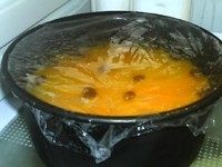 黄桃冻芝士,封好保鲜膜放入冰箱冷藏至凝固