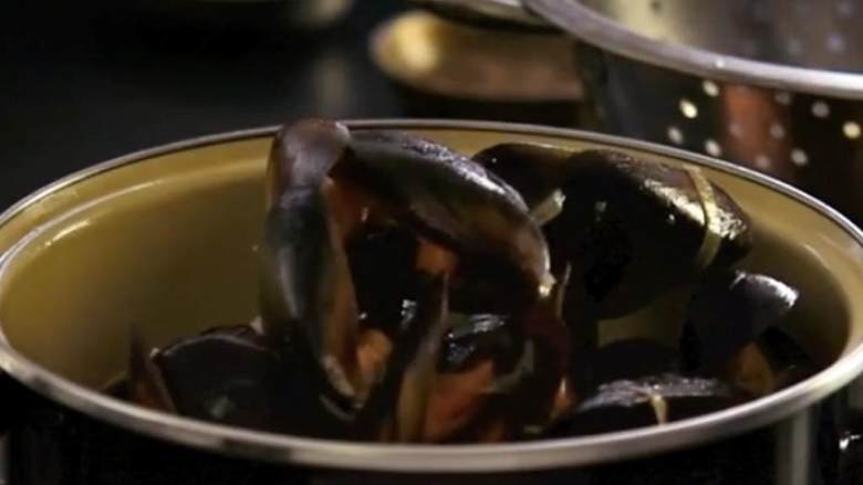 比利时啤酒贻贝,将贻贝移至锅中盖上锅盖完全加热，或者在食用碗里将酱料倒在贻贝上