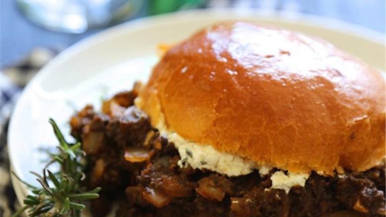 蘑菇配迷迭香蜂蜜山羊奶酪,将蘑菇放在蛋糕面包 中间，在放一团迷迭香蜂蜜山羊奶酪，享用吧。