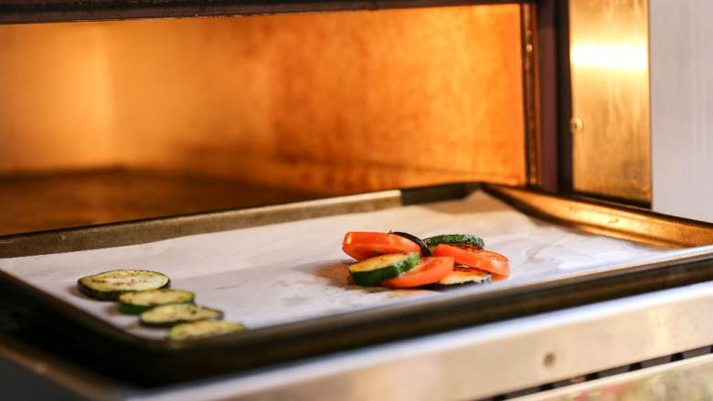 南法风味香煎银鳕鱼,节瓜，西红柿，茄子。交叉摆成圆形，撒上百里香 ，橄榄油 烤箱200度，5分钟。