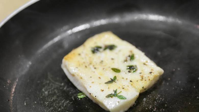南法风味香煎银鳕鱼,关火用余温煎熟鱼。