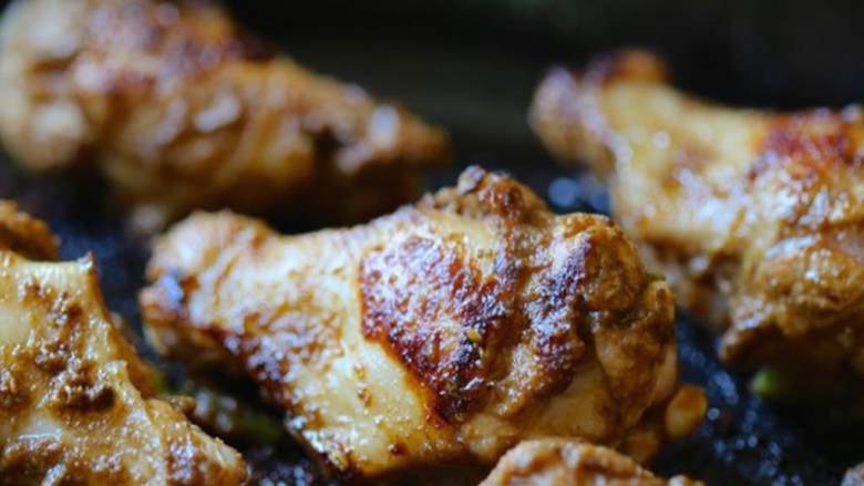 吃鸡+南瓜蜂蜜生姜烤鸡翅,将无盐黄油 至于直径为25.4cm的煎锅内以中高温融化。将鸡翅两面烤之焦黄。