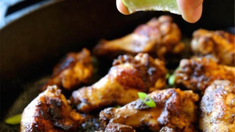 吃鸡+南瓜蜂蜜生姜烤鸡翅,将鸡翅从烤箱内取出，并在鸡翅上撒上韭菜 和酸橙汁。和您的家人一起享用吧~