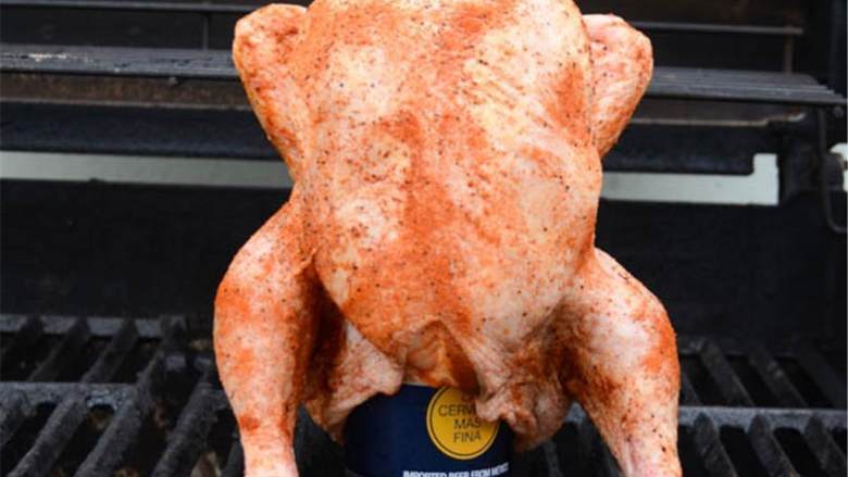 干红辣椒啤酒罐烤鸡,将鸡放在煤气炉的另一边确保它稳固不会掉下来，盖上盖子煮1小时，如果是75度煮1小时15分钟