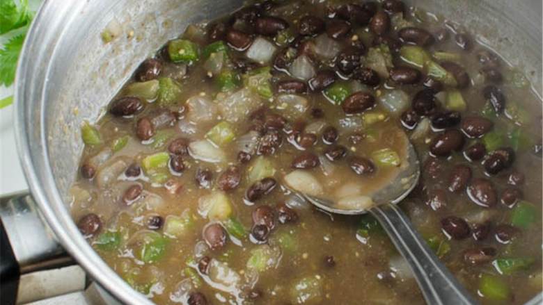 辣墨西哥风味蛋白质碗,加入225克罐装黑豆 、450克罐装欧芹酱 搅拌，加热至沸腾，减至低火煮5分钟。