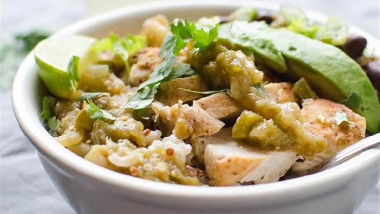 辣墨西哥风味蛋白质碗,上菜并享用吧。