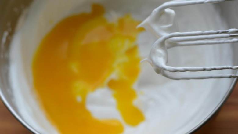 可可海绵蛋糕,然后倒入蛋黄，用打蛋器继续低速搅打约2分钟。