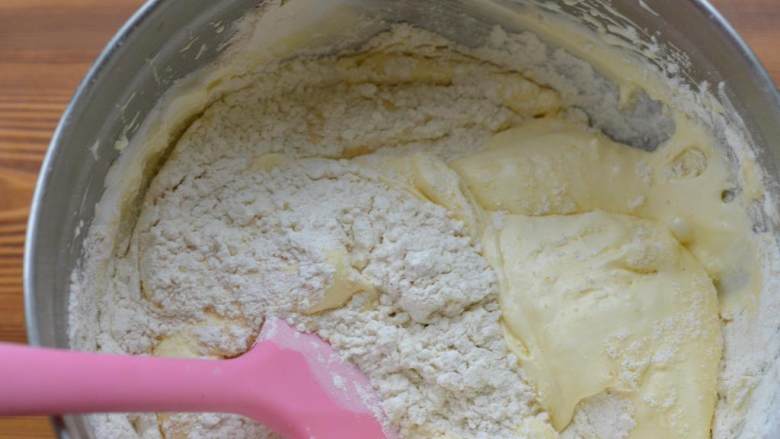 可可海绵蛋糕,蛋白和蛋黄混合搅打至提起打蛋头呈缓慢流淌状态时，筛入低筋面粉 ，边转动打蛋盆边用硅胶刮刀从底往上对角切拌。