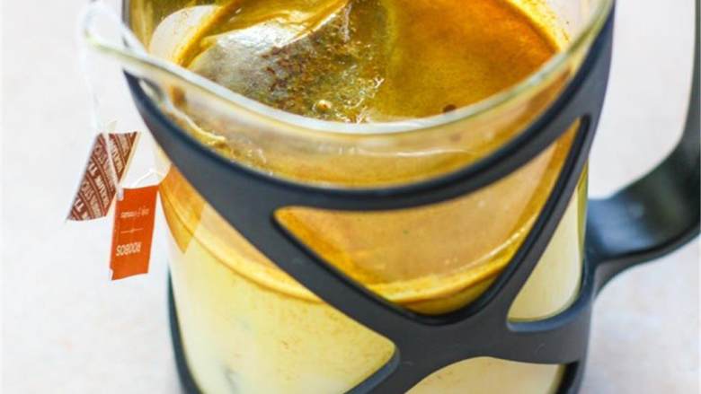 印度拉茶风味奇亚籽奶昔,印度拉茶茶包 和姜黄粉 在热椰奶 中浸泡；这个步骤使用法压壶会更加方面；浸泡五分钟
