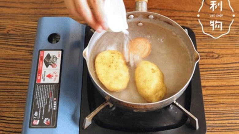 日式土豆沙拉,买土豆 的时候要挑选个头适中的土豆，大的中间不容易熟，小的容易煮过头。洗干净后一定不要削皮，直接放到锅里煮，这样土豆的的淀粉才不会损失掉，煮的时候加一点盐   (5 克) ，水快要沸腾的时候，转成中小火再煮20分钟左右。同时煮鸡蛋 的话，鸡蛋煮10分钟，可以提前出锅。