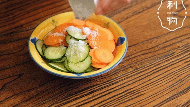 日式土豆沙拉,腌渍15分钟左右，将腌渍出的水倒掉，蔬菜备用。