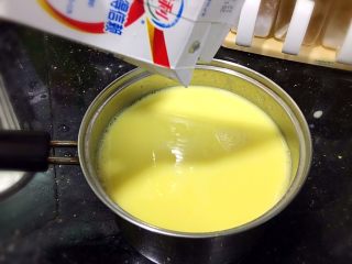 奶香玉米汁,接着倒入纯牛奶搅拌！