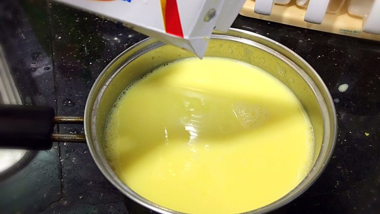 奶香玉米汁,接着倒入纯牛奶搅拌！