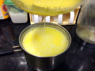 奶香玉米汁,过滤出浓浓的玉米浆。