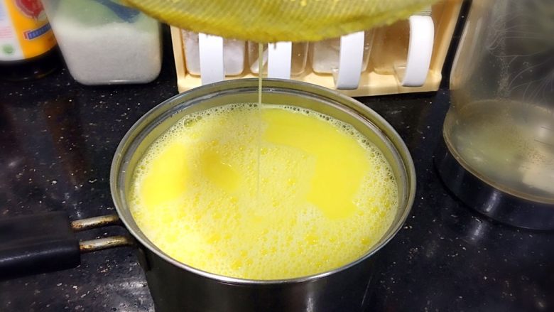 奶香玉米汁,过滤出浓浓的玉米浆。