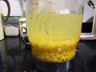奶香玉米汁,煮好后玉米粒和水全部倒入豆浆机加入白砂糖，不用另外加水！！！
没豆浆机用料理机也行！